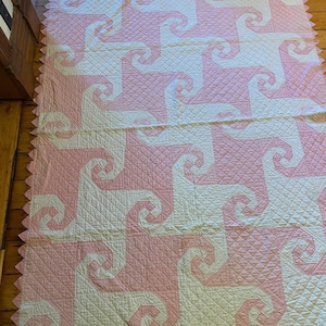 Trapunta patchwork rosa e bianca realizzata a mano. Trapunta rosa trapuntata a mano con bordo triangolare. Motivo rosa a motivi grandi. CB
