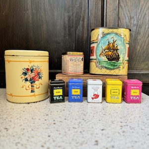 Oude vintage blikken. Opbergblikken. Ambachtelijke naaiblikken. Zeilbootblik. Rond blik met bloemen, Square Catarrh Remedy Can.