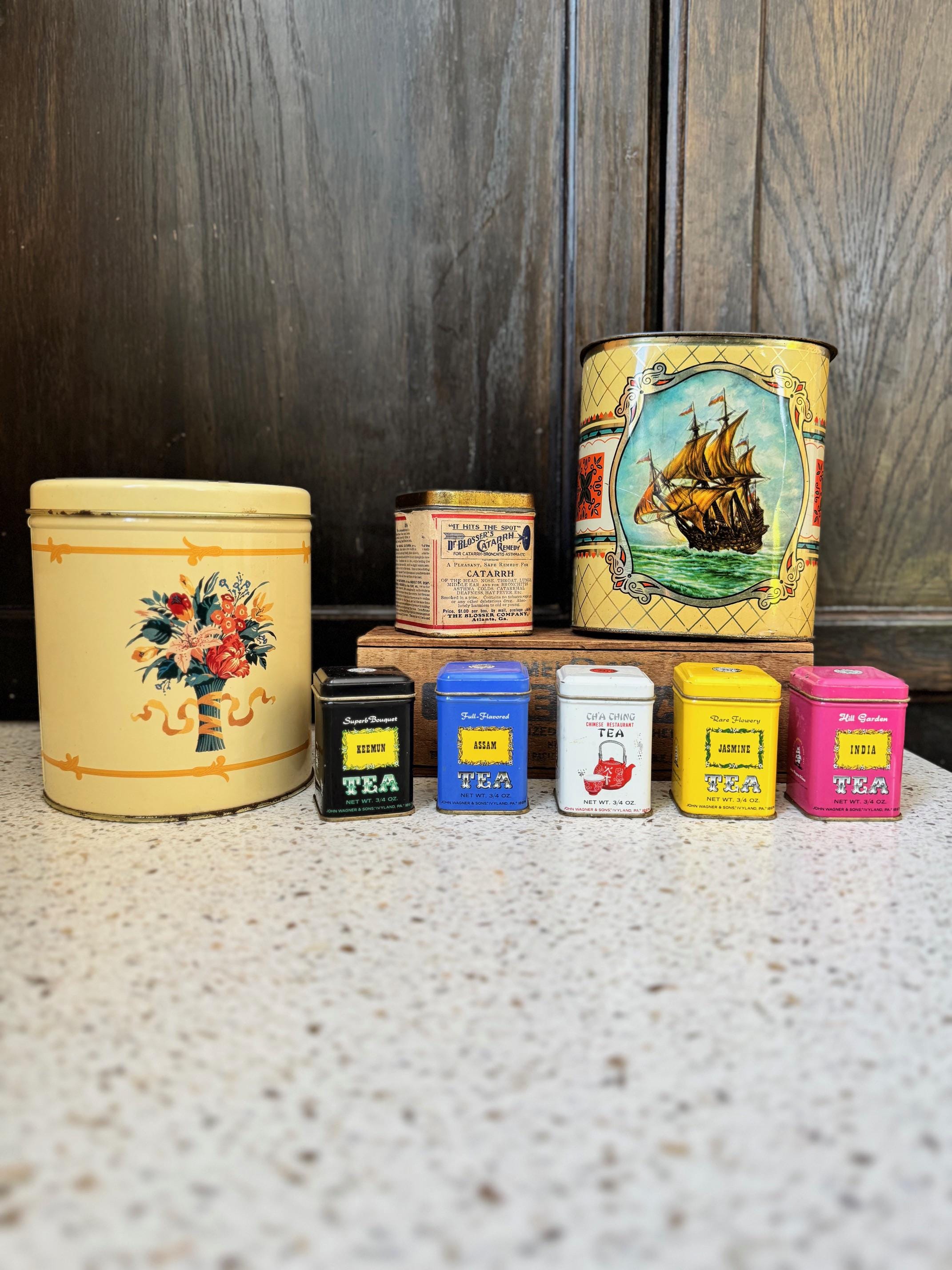 Vecchie lattine vintage. Lattine per conservare. Lattine per cucito. Lattina a forma di barca a vela. Lattina rotonda con fiori, lattina quadrata per