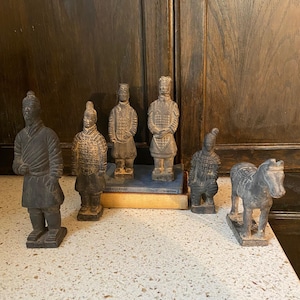 兵馬俑 フィギュア 4体セット 中国 世界遺産 ミニチュア 置物 - メルカリ 中国　兵馬俑　３体セット　レプリカ　立像　フィギュア