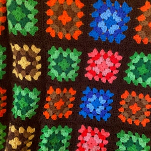 Vous choisissez. Afghan carré grand-mère. Jeté au crochet multicolore/afghane.  Vous choisissez - fond noir ou marron. Rétro vintage coloré