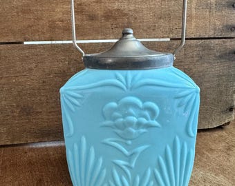 Barattolo azzurro con decorazioni in rilievo. Barattolo Amalie in vetro opalino azzurro, splendido, con manico e coperchio. Contenitore rettangolare in vetro anticato con coperchio in metallo.