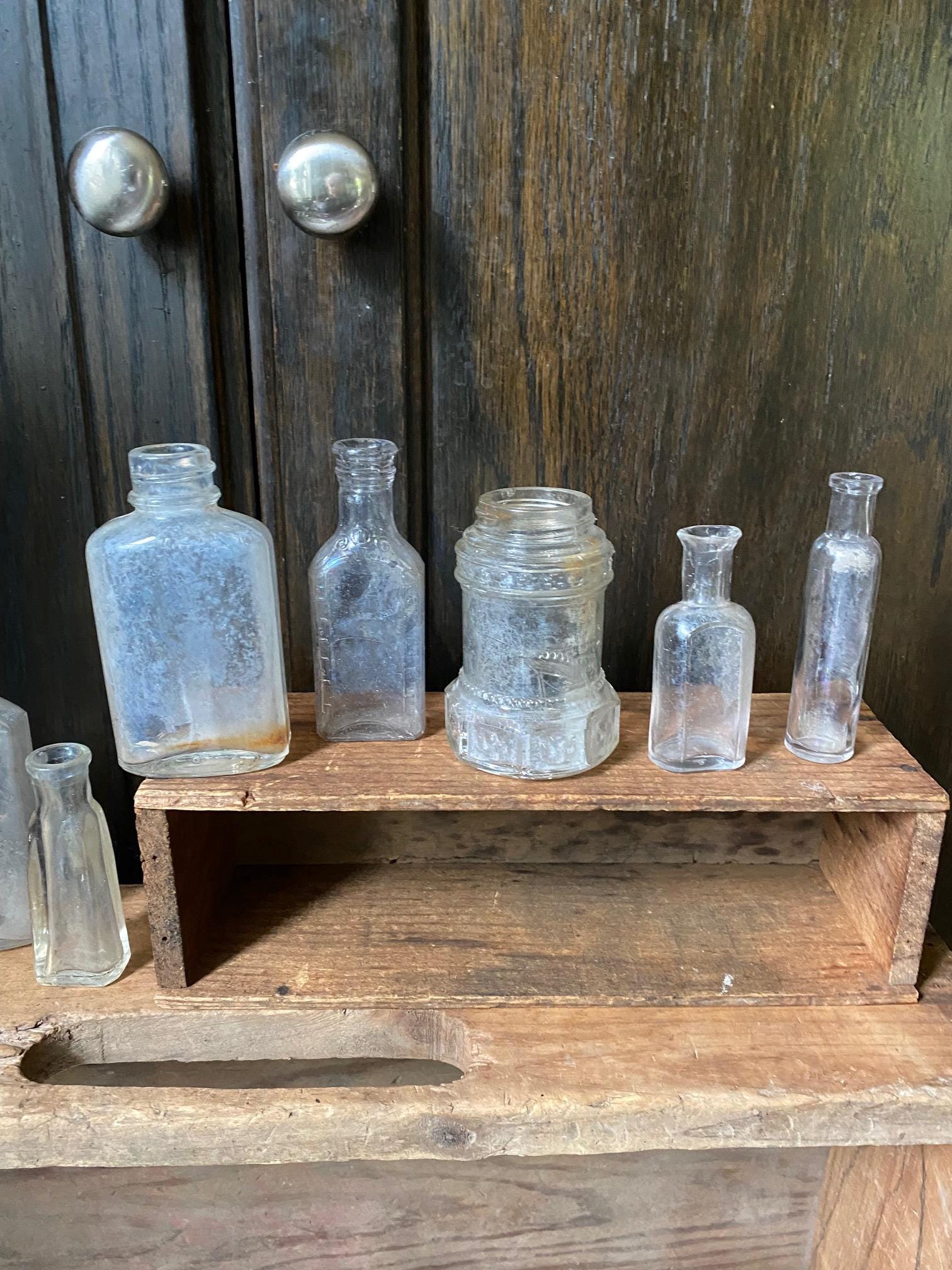 古い小瓶10本。使い古されたコレクターズボトル。ヴィンテージ。様々な