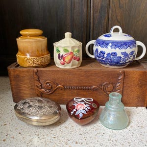 Caja para baratijas selecta. Caja para anillos ornamentada. Caja vintage de vidrio, porcelana, plata, cerámica, joyería, especias, oficina, pastillas, gomas para el cabello.
