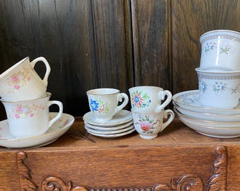 Conjunto de chá infantil/para bonecas à escolha. Conjunto de chá floral, azul/cinza ou rosa para bonecas/crianças. Ideal para brincar, decorar prateleiras pequenas e como item de colecionador. Também pode ser usado como adereço fotográfico. Conjunto à escolha.