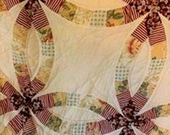 Vigselringstäcke. Sliten vinröd, pastellvit quilt. Maskin-/handsömnad. 202 x 232 cm. Perfekt för sömnadsprojekt.
