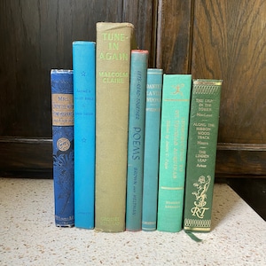 7 vieux livres cartonnés. Vert Bleu Collection de livres cartonnés vintage. Première édition. Romance Trésor Acquinas Poésie Histoire Biographie Roman La Vita Nuova