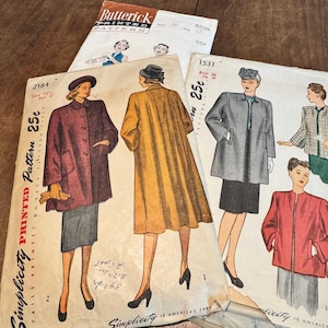Valfritt. Mönster för gamla kvinnor. Klänningar, kostymer, rockar lika gamla som 1920-talet. Vackra, klassiska. Olika storlekar. Enkel, rumpa.