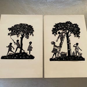 2 人の子供のシルエット。カットワークで遊ぶ子供たち。黒/アイボリーのアートワーク。フレームなしの子供部屋用アートワーク。ヴィンテージ モッド ビクトリア朝。カード用紙にコピー