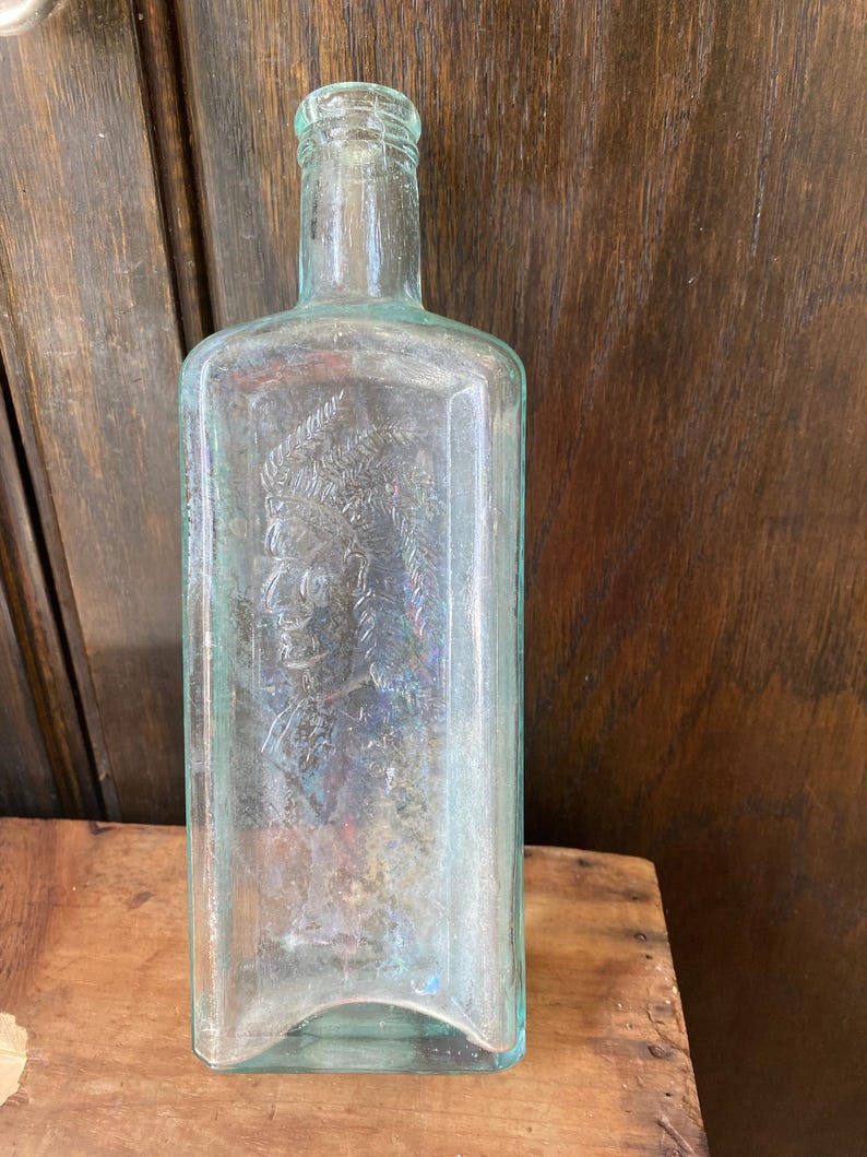 Botella de agua india. Botella verde con cabeza de indio de Healy & Bigelow. Agwa de los indios. Antigua botella de los nativos americanos. imagen 1
