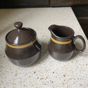 Mikasa Mallorca crème/suiker. Retro Mikasa Lodi bruin goud crème/suiker set. Steengoed bruin goud E2854 crème/suiker retro vintage