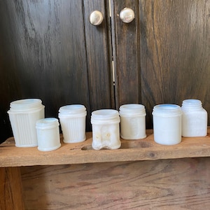 7 tarros de leche. Tarros de crema fría. Decoración vintage de crema Ponds. Botellas blancas pequeñas. Decoración blanca pequeña para estanterías. Almacenamiento de cocina.
