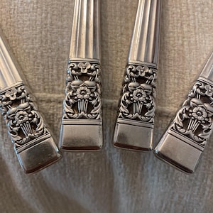 Scelta. Set da 8 pezzi floreali Oneida. Motivo fantasia in argento placcato. Abbinamento floreale in argento placcato. Design floreale semplice. Set a scelta