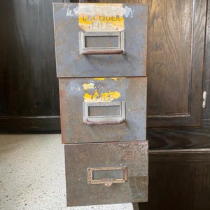 Archivador metálico pequeño. Archivador antiguo. Decoración de oficina antigua. Decoración de metal desgastado. Decoración gris para oficina/hogar.