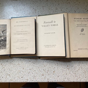 K&ouml;nnte beinhalten: Vier antike gebundene B&uuml;cher mit den Titeln: "Mrs. Overtheways Remembrances", "Farewell to Valley Forge" und "Tune-In Again, Uncle Mal's Second Story Book".