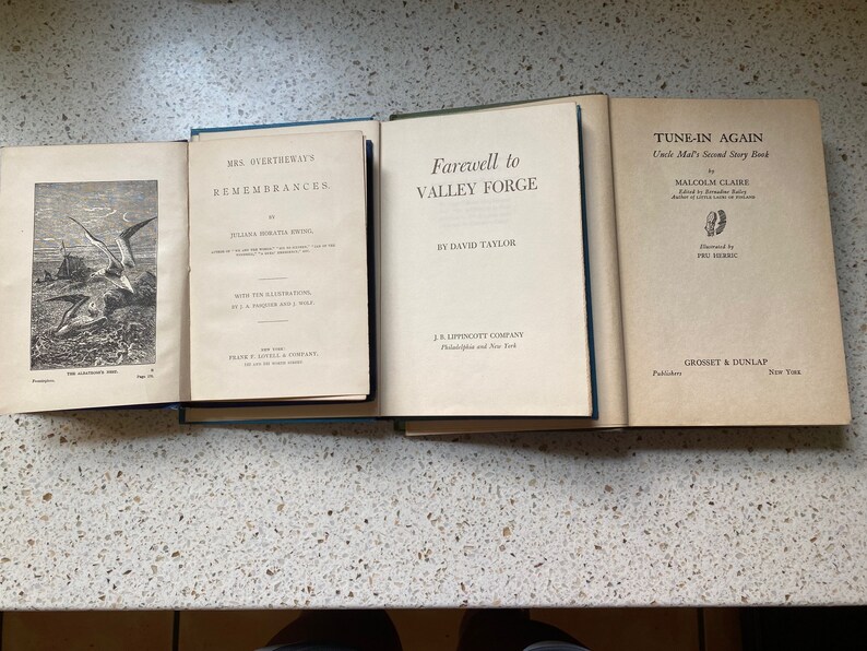 K&ouml;nnte beinhalten: Vier antike gebundene B&uuml;cher mit den Titeln: "Mrs. Overtheways Remembrances", "Farewell to Valley Forge" und "Tune-In Again, Uncle Mal's Second Story Book".