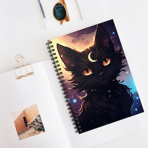 Puede incluir: Un gato negro con una luna creciente en la frente, sobre un fondo oscuro con un cielo estrellado y una luna brillante. Los ojos del gato son de color amarillo brillante y su pelaje es suave y esponjoso.