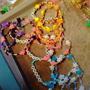 Pulseira de letras com miçangas