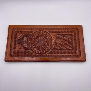 vintage portefeuille à deux volets en cuir marron estampé à la main design maya aztèque art mexicain