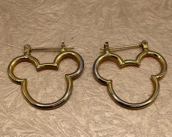 Pendientes de aro de Mickey Mouse en tono dorado de Disney, delicados, sencillos y ligeros.