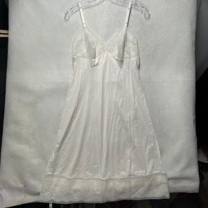 VTG Vanity Fair White Full Slip Nightgown Sz 34 Floral Flower Sheer Lace Cup USA