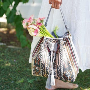 Bolso de cuero teñido natural Ikat tejido a mano en varios colores y cuero gris, con cordón de tela de algodón Ikat y cuero, hecho a mano. Único en su tipo.