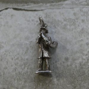 Pingente/encanto vintage de prata esterlina para tocador de trompa