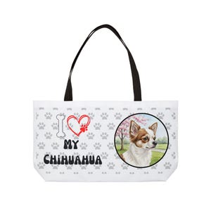 Może przedstawiać: Biała torba typu tote z czarnymi uchwytami. Zawiera ilustrację Chihuahua w okrągłej ramce, powtarzający się wzór łap i napis "I ❤️ MY CHIHUAHUA".