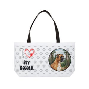 Może przedstawiać: Biała torba z czarnymi uchwytami. Zawiera ilustrację psa boksera w leśnej scenerii, odciski łap i napis "I ❤️ MY BOXER". Projekt zawiera kość, czerwone serce z odciskiem łapy oraz słowa "MY BOXER".