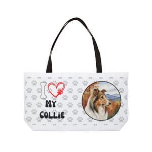 Może przedstawiać: Biała torba z czarnymi uchwytami z powtarzającym się wzorem szarych odcisków łap. Torba wyświetla tekst "I ❤️ MY COLLIE" z sercem i wzorem odcisku łapy. Okrągły obraz psa Collie znajduje się po prawej stronie.