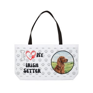 Może przedstawiać: Biała torba z czarnymi uchwytami. Zawiera okrągły obraz psa Irish Setter na polu. Torba ma napis "I ❤️ MY IRISH SETTER" z odciskami łap i grafiką kości.