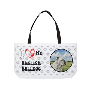 Może przedstawiać: Biała torba z czarnymi uchwytami z napisem "I ❤️ MY ENGLISH BULLDOG" i odciskami łap. Okrągły obraz angielskiego buldoga na polu znajduje się po prawej stronie.