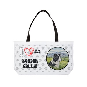 Może przedstawiać: Biała torba typu tote z czarnymi uchwytami. Zawiera ilustrację Border Collie w okrągłej ramce. Torba ma napis "I ❤️ MY BORDER COLLIE" z odciskami łap i kością.