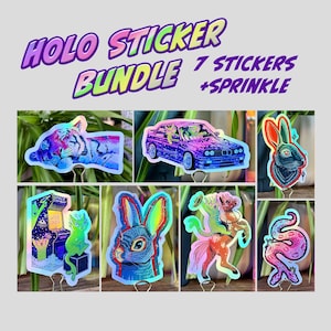 Op de afbeelding: Een holografische stickerbundel met zeven unieke ontwerpen. De stickers tonen een tijger, een auto, een konijn, een alien bij een spel, een konijn, een centaur en een slang. De tekst "Holo Sticker Bundle" en "7 Stickers + Sprinkle" is zichtbaar.
