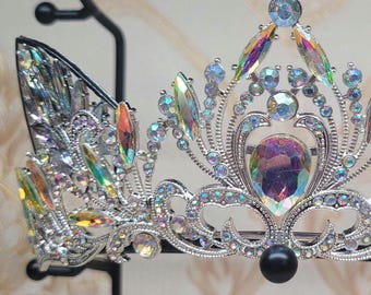 Tiara de reina con orejas de gato y gemas iridiscentes disponible en plata y oro.