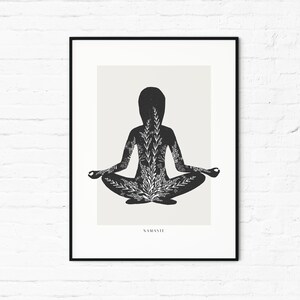 Puede incluir: Ilustraci&oacute;n en blanco y negro de una persona en una postura de yoga con un patr&oacute;n floral dentro de la silueta. El texto "Namaste" est&aacute; en la parte inferior de la imagen.