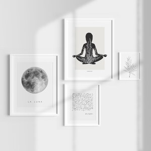 Puede incluir: Cuatro impresiones enmarcadas en blanco y negro en una pared blanca. La impresi&oacute;n superior presenta una silueta de una persona en una postura de yoga con hojas que crecen de su cuerpo. El texto "SAMASATI" est&aacute; debajo de la imagen. La impresi&oacute;n de la izquierda presenta una imagen en blanco y negro de la luna con el texto "LA LUNA" debajo de la imagen. La impresi&oacute;n de la derecha presenta un simple dibujo de l&iacute;nea en blanco y negro de una rama con hojas. La impresi&oacute;n inferior presenta una carta manuscrita en tinta negra.