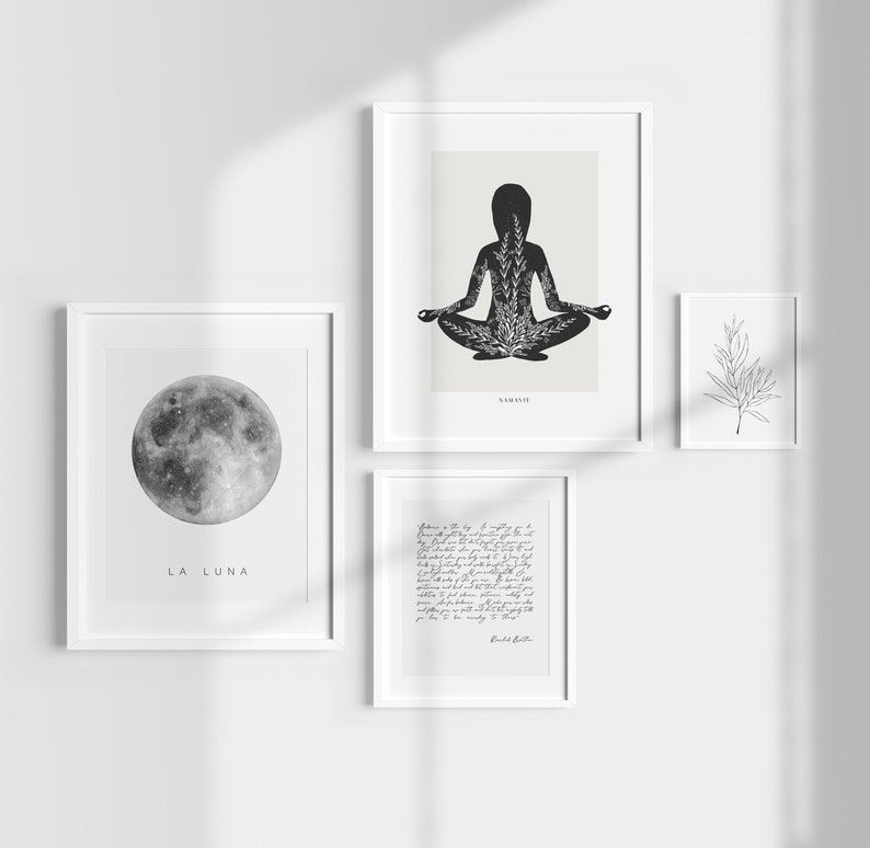 Puede incluir: Cuatro impresiones enmarcadas en blanco y negro en una pared blanca. La impresi&oacute;n superior presenta una silueta de una persona en una postura de yoga con hojas que crecen de su cuerpo. El texto "SAMASATI" est&aacute; debajo de la imagen. La impresi&oacute;n de la izquierda presenta una imagen en blanco y negro de la luna con el texto "LA LUNA" debajo de la imagen. La impresi&oacute;n de la derecha presenta un simple dibujo de l&iacute;nea en blanco y negro de una rama con hojas. La impresi&oacute;n inferior presenta una carta manuscrita en tinta negra.