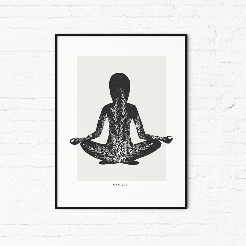 Puede incluir: Ilustraci&oacute;n en blanco y negro de una persona en una postura de yoga con un patr&oacute;n floral dentro de la silueta. El texto "Namaste" est&aacute; en la parte inferior de la imagen.