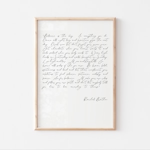 Puede incluir: Una impresión enmarcada en blanco con una cita manuscrita en blanco y negro sobre el equilibrio. La cita dice: «El equilibrio es la clave de todo lo que haces. Baila toda la noche y practica yoga al día siguiente. Bebe vino pero no olvides tu jugo verde. Come chocolate cuando tu corazón lo desee y ensalada de col rizada cuando tu cuerpo la necesite. Usa tacones altos el sábado y camina descalza el domingo. Vive alto y bajo. Comete errores de todos modos. Abraza todos los aspectos de quién eres. Sé valiente, audaz, espontáneo y audaz, pero hazlo con confianza y siempre encuentra silencio, paciencia, modestia y paz. Y para el equilibrio, haz tus propias reglas y sigue tu propio camino y no dejes que nadie te diga cómo ser según las suyas. » La cita está firmada «Rachel Brother».