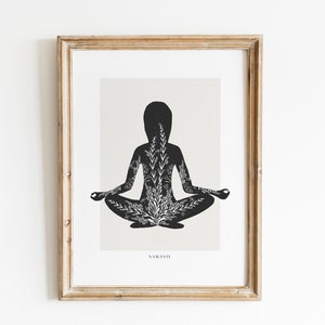 Puede incluir: Una ilustraci&oacute;n en blanco y negro de una persona en una postura de yoga, con un dise&ntilde;o floral dentro de la silueta. El texto "NAMASTE" est&aacute; en la parte inferior de la imagen.