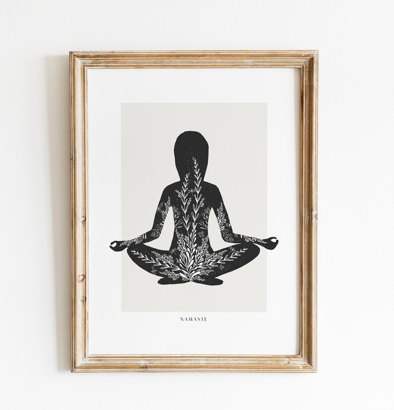 Puede incluir: Una ilustraci&oacute;n en blanco y negro de una persona en una postura de yoga, con un dise&ntilde;o floral dentro de la silueta. El texto "NAMASTE" est&aacute; en la parte inferior de la imagen.