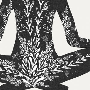 Puede incluir: Ilustraci&oacute;n en blanco y negro de una persona sentada en una postura de yoga con dise&ntilde;os florales blancos e insectos en toda la imagen.