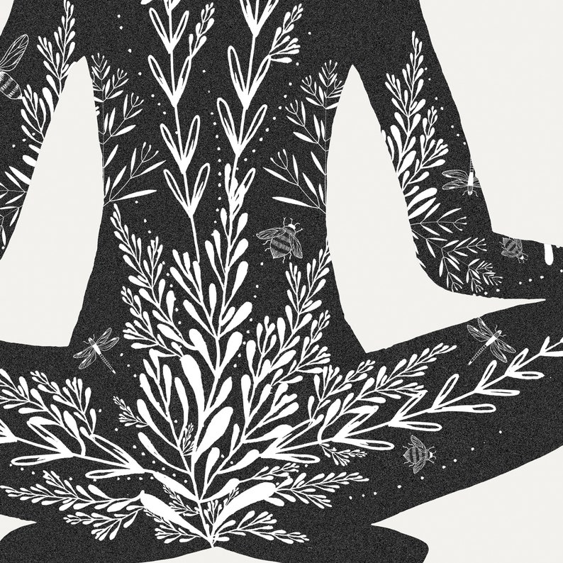 Puede incluir: Ilustraci&oacute;n en blanco y negro de una persona sentada en una postura de yoga con dise&ntilde;os florales blancos e insectos en toda la imagen.