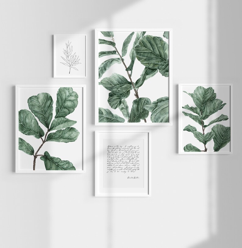 Op de afbeelding: Vijf ingelijste prints met witte lijsten en witte passe-partouts. De prints tonen aquarel illustraties van groene bladeren. Een print toont een handgeschreven brief.