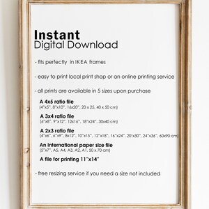 Puede incluir: Un p&oacute;ster de descarga digital enmarcado con el texto "Instant Digital Download" e informaci&oacute;n sobre los diferentes tama&ntilde;os disponibles para su compra. El p&oacute;ster est&aacute; en un marco de madera clara y tiene un fondo blanco.