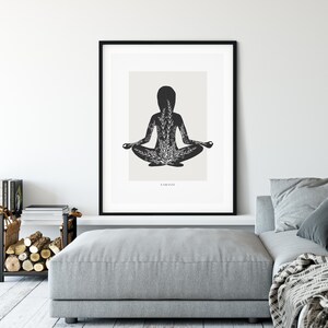 Puede incluir: Impresi&oacute;n en blanco y negro de una persona en una postura de yoga con detalles florales. La impresi&oacute;n est&aacute; enmarcada en un marco negro y el texto "NAMASTE" est&aacute; en la parte inferior de la impresi&oacute;n.