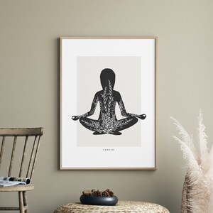Puede incluir: Ilustraci&oacute;n en blanco y negro de una persona en una postura de yoga, con detalles florales en todo el cuerpo. La imagen est&aacute; enmarcada y tiene la palabra "NAMASTE" en la parte inferior.