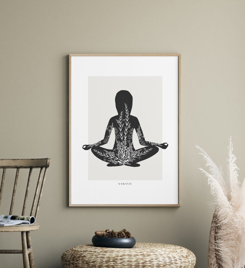 Puede incluir: Ilustraci&oacute;n en blanco y negro de una persona en una postura de yoga, con detalles florales en todo el cuerpo. La imagen est&aacute; enmarcada y tiene la palabra "NAMASTE" en la parte inferior.