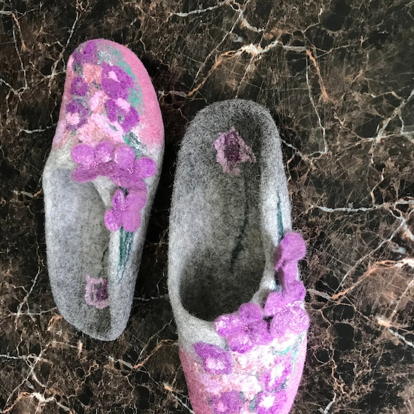Colorful wool slippers,Womens slippers,Gift for her,Slippers with flowers,Warm and comfortable slippers,Slippers slip on,Felted slippers